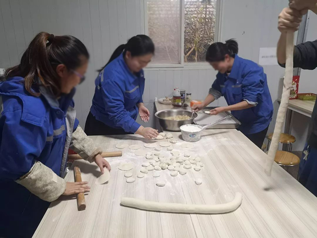 沪工阀门项目部一线管理人员一起包饺子过中华民族的传统节日。